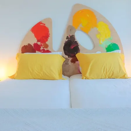 & Suites אכסניה קמיניה